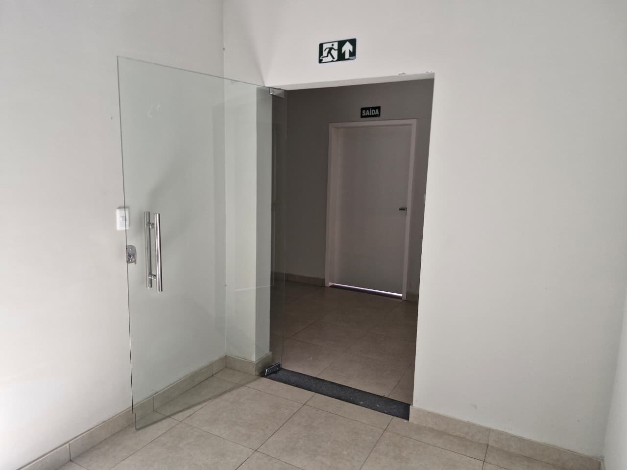 Porta pivotante de vidro temperado em Belo Horizonte